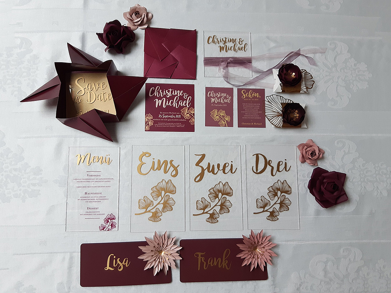 Herbstliche Hochzeitspapeterie in den Farben burgundy, rosa und Gold in Kombination mit Acrylglaselemten.